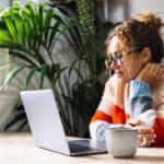 Warum Projektmanagement mit MS Planner (nicht) optimal funktioniert Serene young mature woman looking and reading on laptop online n