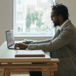 Mann-im-Homeoffice-scaled