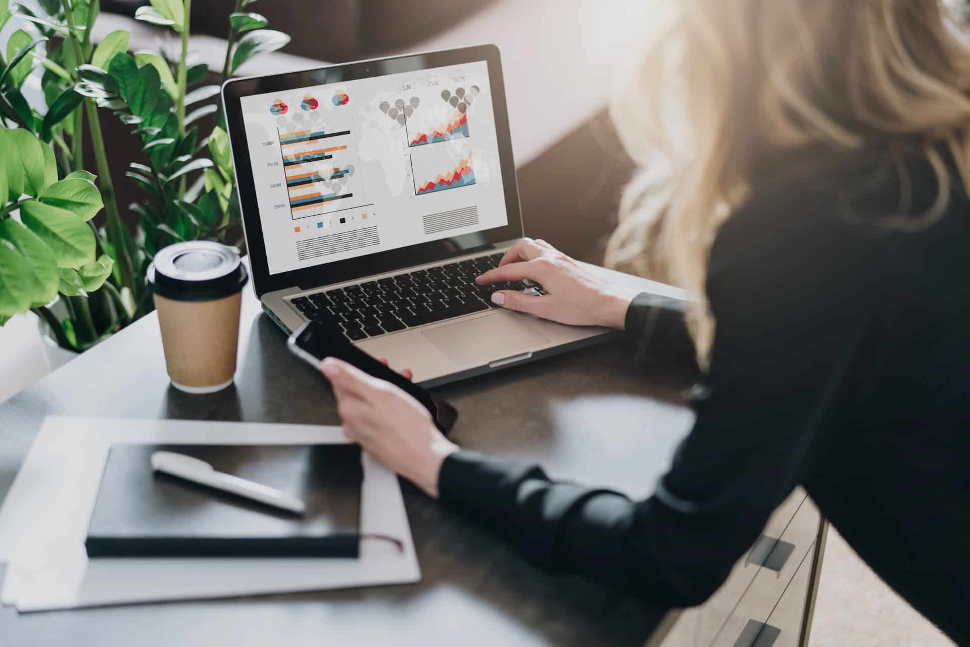 Junge Geschäftsfrau sucht Projektmanagementtool für Mac