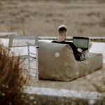 Workation – Definition, Vorteile und Tipps Workation-Remote-Work-unter-Palmen-scaled