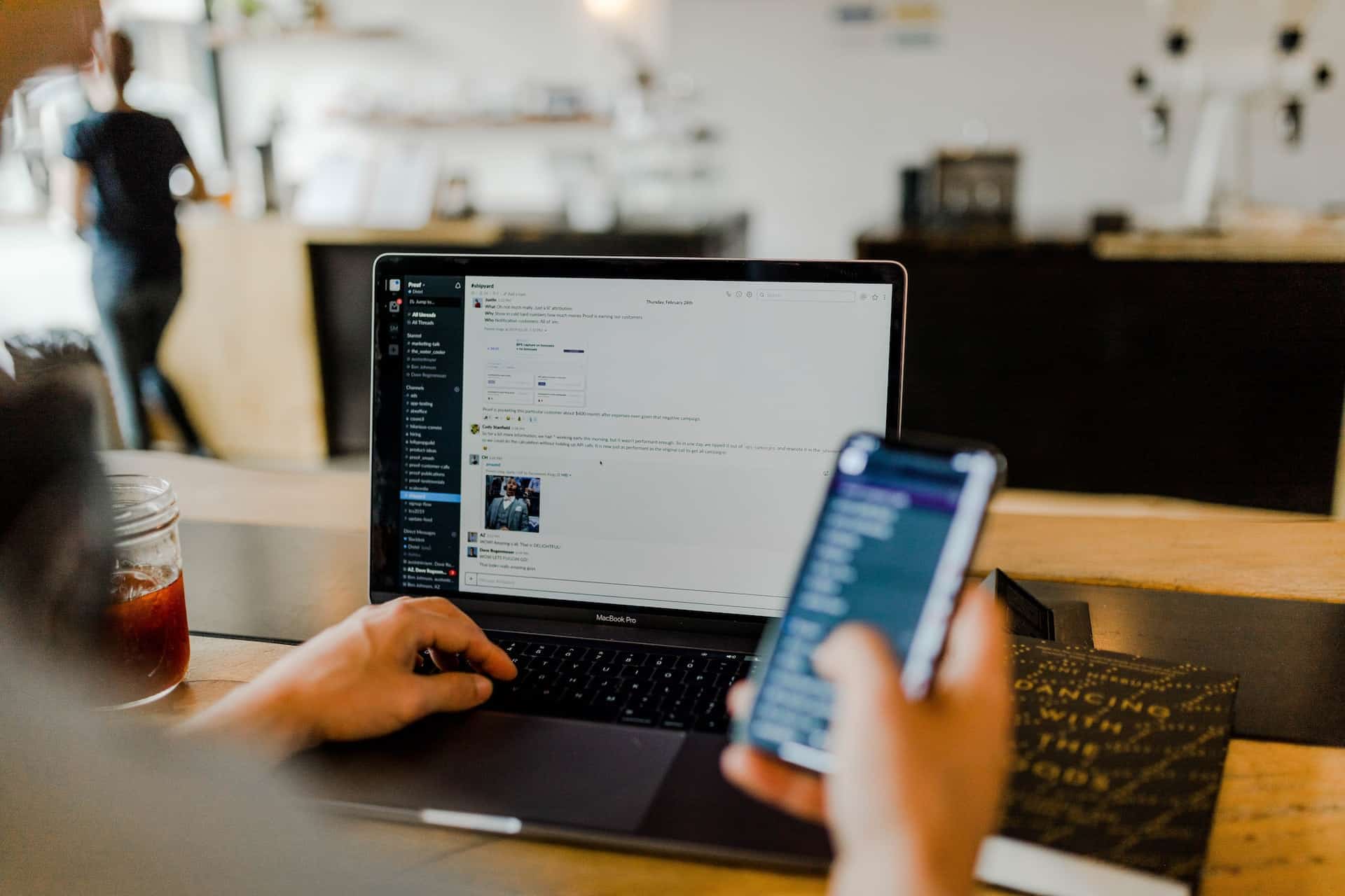 Ein Messaging-Dienst wird auf dem Laptop und dem Smartphone verwendet