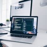 New Work in der Öffentlichen Verwaltung umsetzen Ein Foto von einem Schreibtisch, darauf steht ein Laptop und dahinter ein Bildschirm