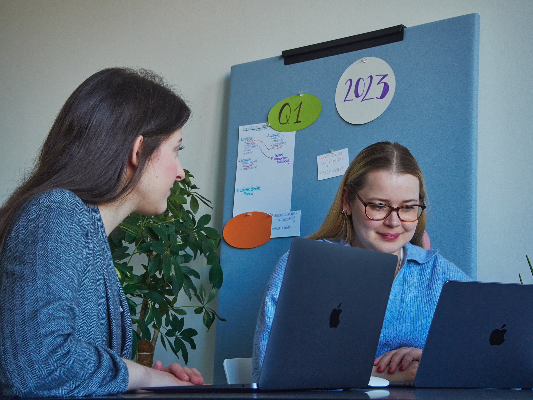 factro Büro sarah und vivien Zwei Frauen vor ihren MacBooks