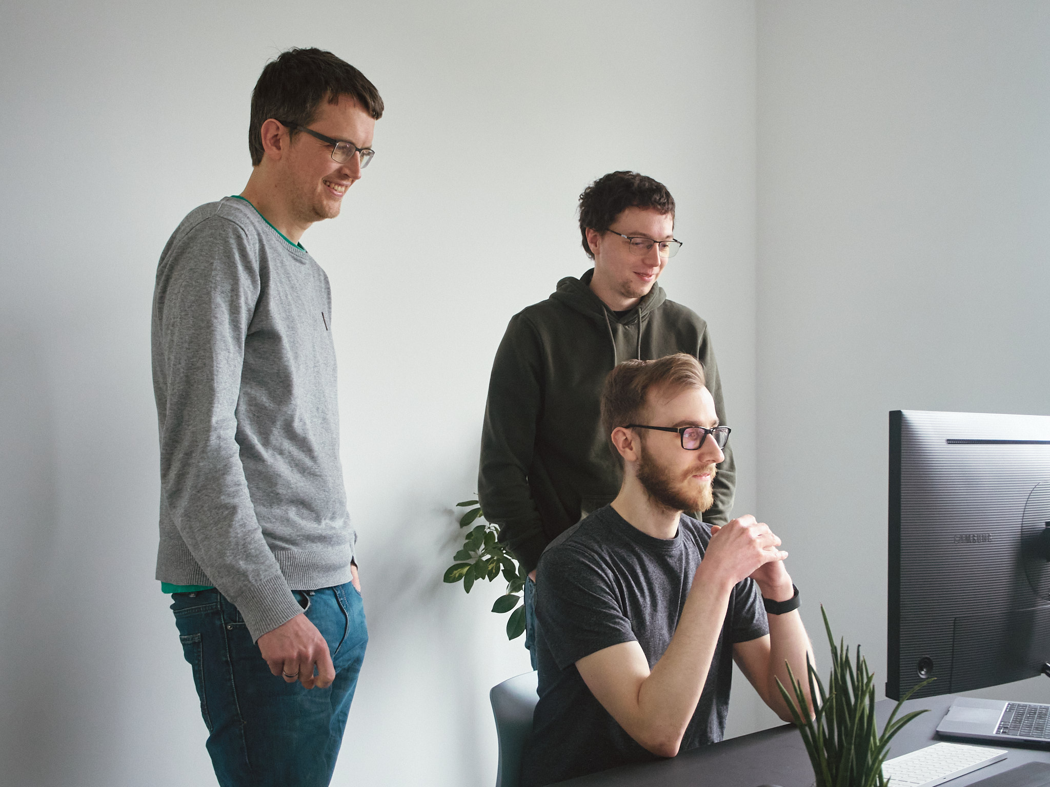 factro Entwickler büro Drei Männer vor dem PC
