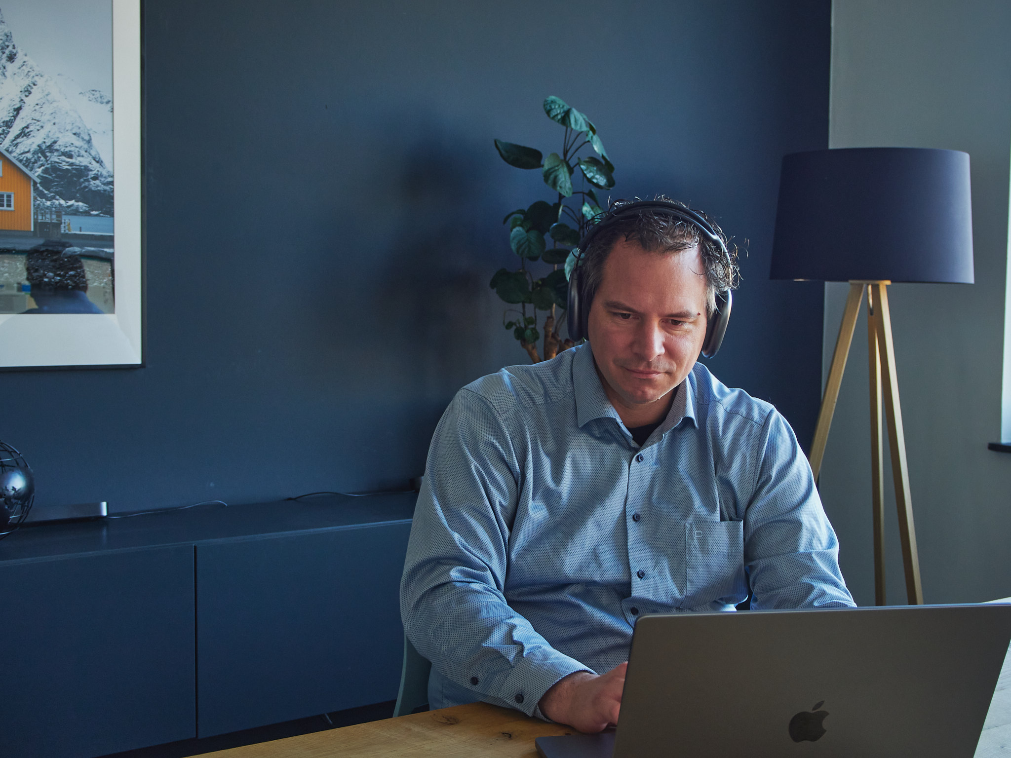 factro Team Sales 2 Ein mann vor seinem MacBook