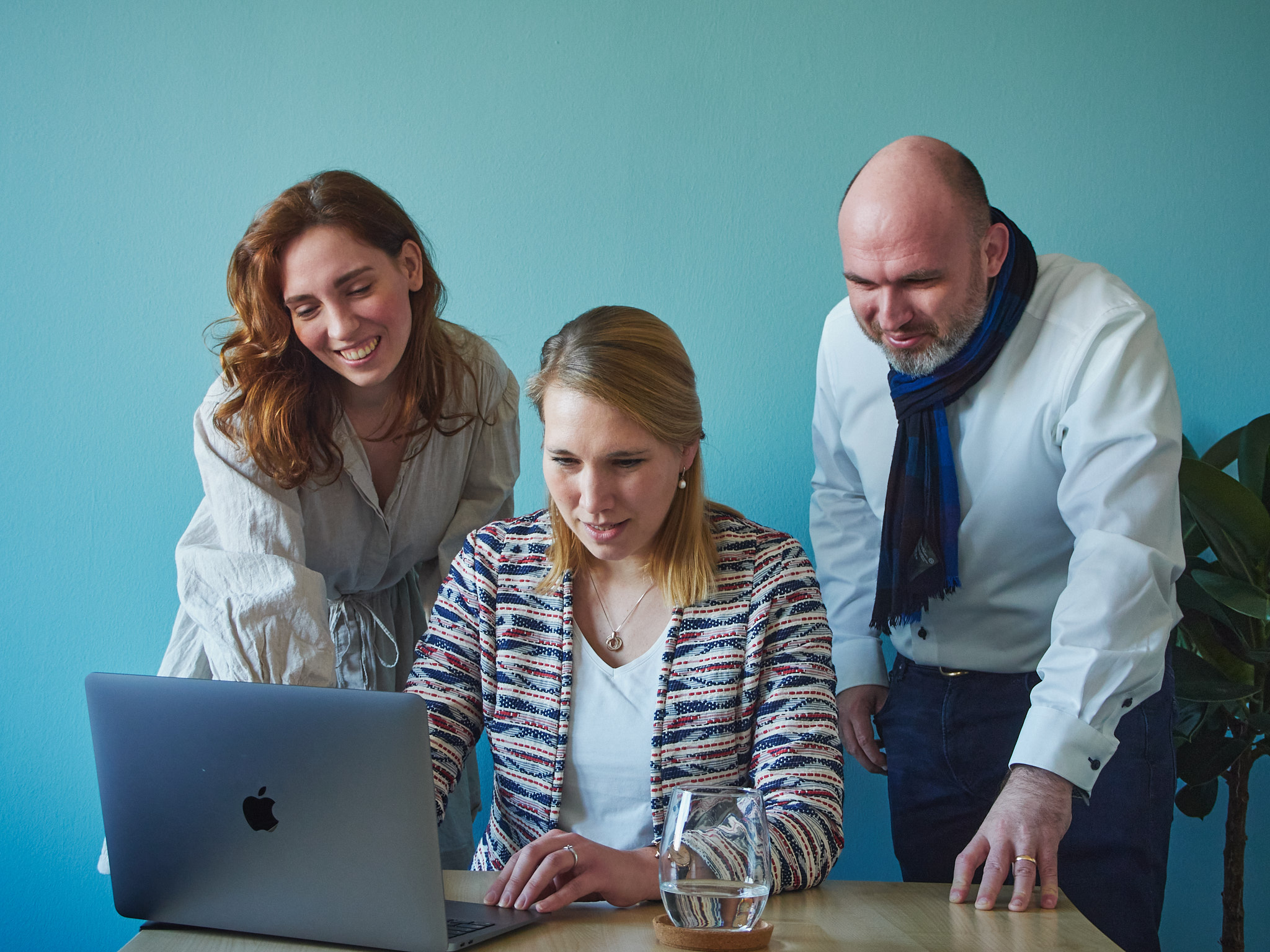 factro Team Sales Ein Team vor dem Laptop