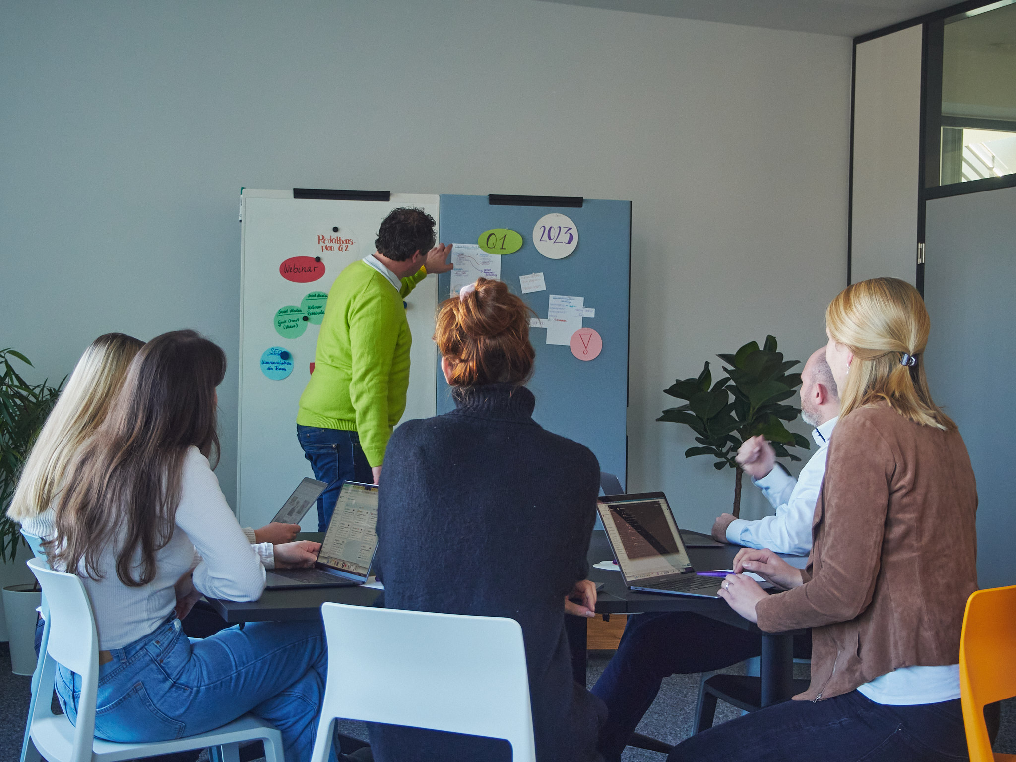 factro büro Mitarbeiter im Konferenzraum