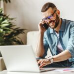 junger-mann-arbeitet-von-zuhause