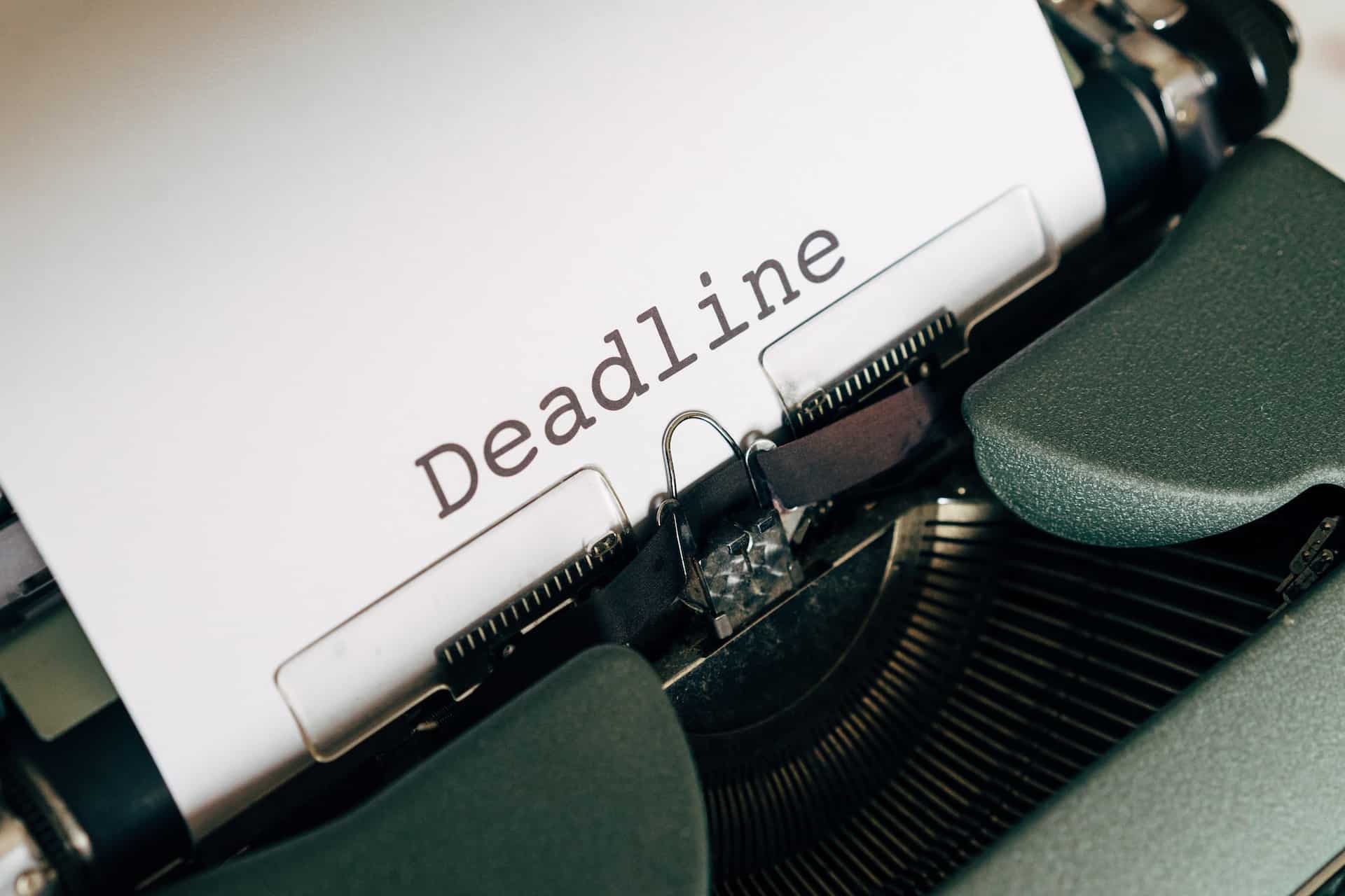 Das Wort "Deadline" wurde mit einer Schreibmaschine auf ein Papier geschrieben