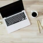Effektives SEO-Projektmanagement Ein Schreibtisch auf dem ein Laptop steht