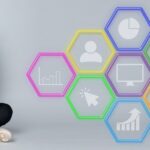 Prozessmanagement in der öffentlichen Verwaltung Eine Frau sitz am Computer und neben ihr sind Ikons von Projekten
