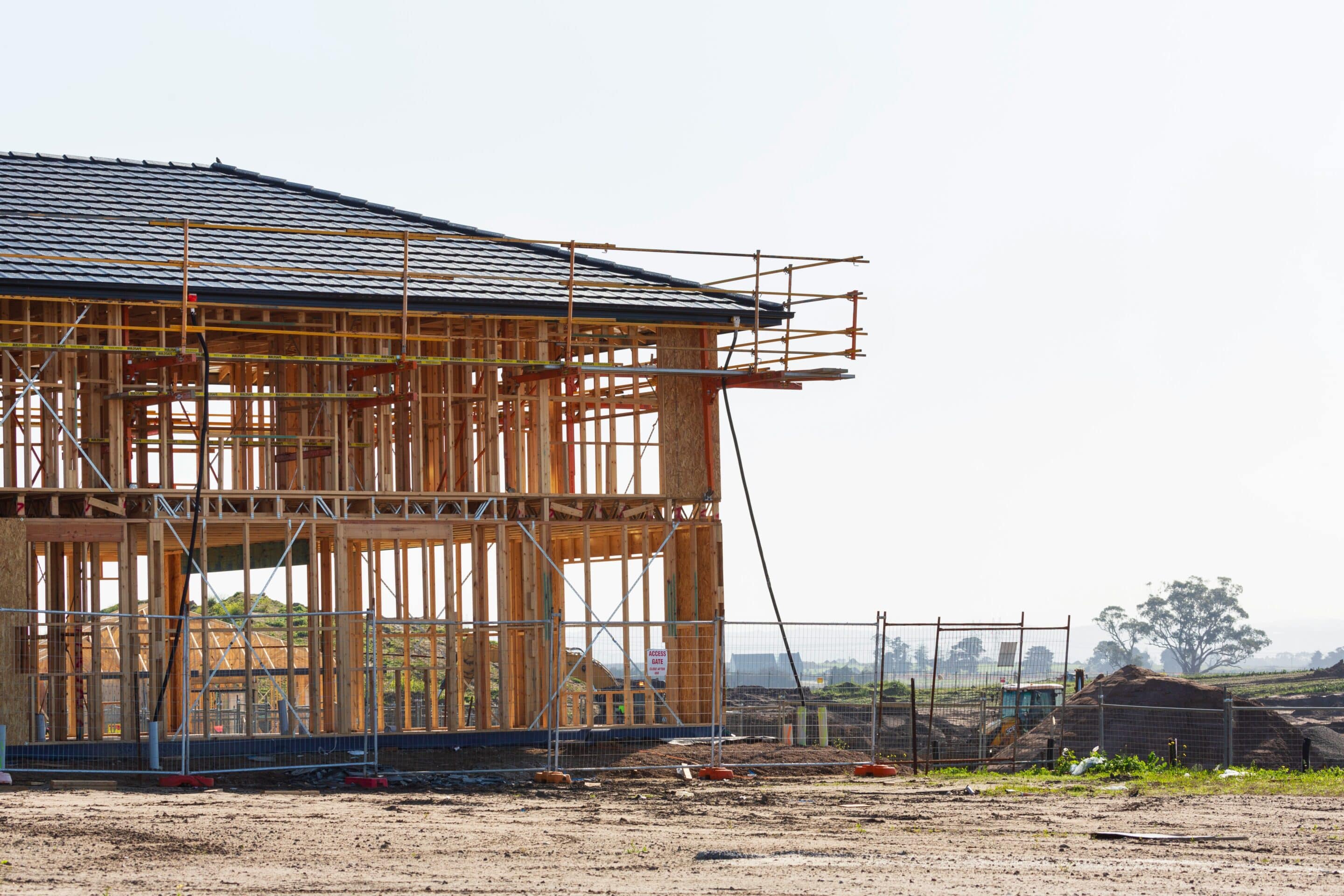 Eine Baustelle, auf dem ein halbfertiges Haus steht