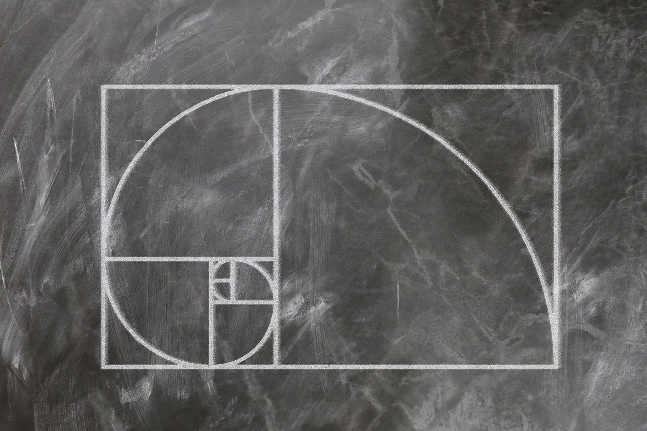 Fibonacci-Folge an der Tafel mit Kreide gemalt