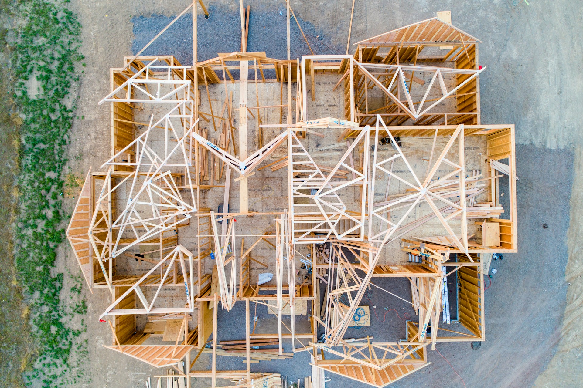 Ein Haus wird gebaut, die Holzkonstruktion steht.