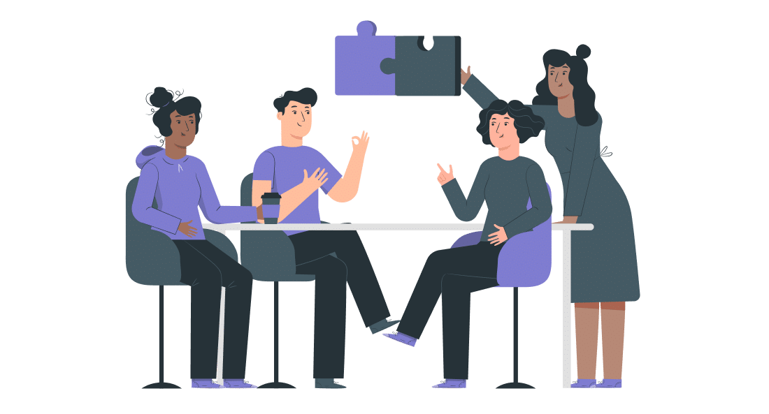 Vier Personen sitzen um einen Tisch und diskutieren, während eine weitere Person ein passendes Puzzlestück über dem Tisch einfügt – symbolisiert Teamarbeit und gemeinsames Problemlösen.