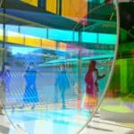 So funktioniert digitale Transformation Personen stehen vor einer digitalen Wand