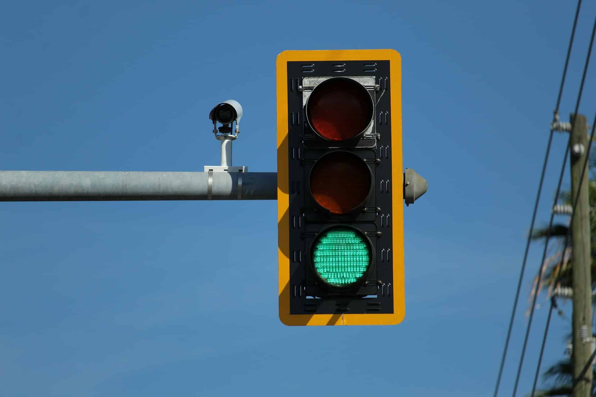 Eine Ampel, die grün leuchtet