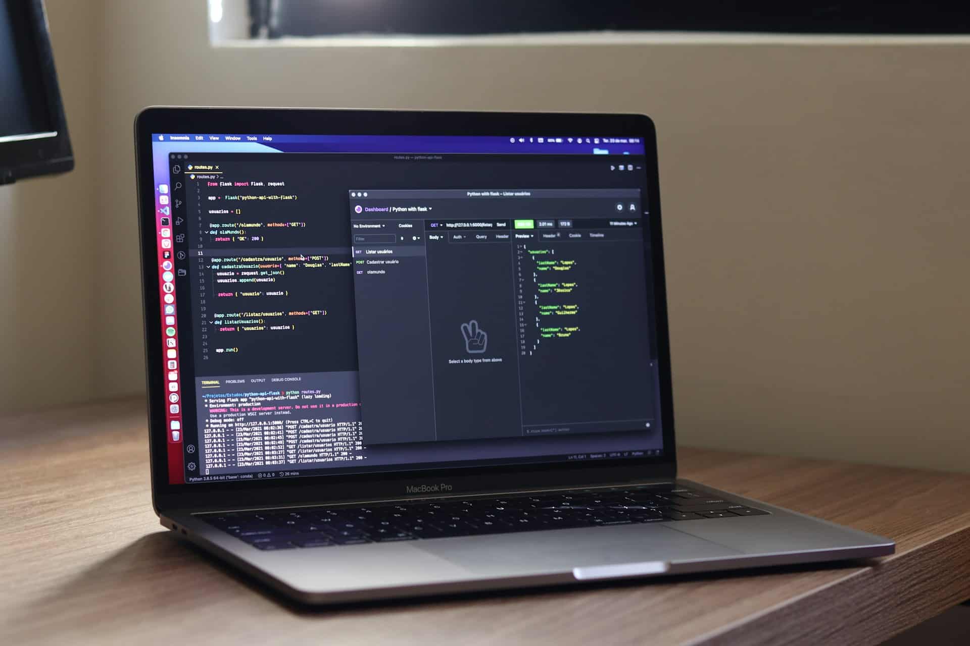 Ein Laptop steht aufgeklappt auf einem Tisch. Auf dem Laptop zu sehen ist Code
